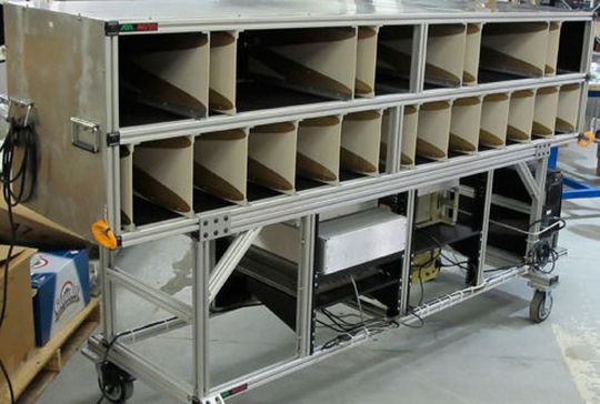 Das Antennen-Array mit acht Empfangselementen in der oberen Reihe und 13 Sendeelementen unten (Fotos: Lincoln Lab/MIT) Das Antennen-Array mit acht Empfangselementen in der oberen Reihe und 13 Sendeelementen unten (Fotos: Lincoln Lab/MIT)