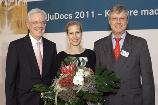 Die Preisverleihung (v.l.n.r.): Prof. Achim Bachem, Vorstandsvorsitzender des FZJ, Preisträgerin Dr. Nina Richter, Prof. Karl-Erich Jäger, Direktor IMET und Beiratsvorsitzender Evocatal. (Bild: Forschungszentrum Jülich GmbH) Die Preisverleihung (v.l.n.r.): Prof. Achim Bachem, Vorstandsvorsitzender des FZJ, Preisträgerin Dr. Nina Richter, Prof. Karl-Erich Jäger, Direktor IMET und Beiratsvorsitzender Evocatal. (Bild: Forschungszentrum Jülich GmbH)