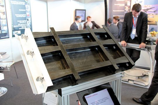 Ein CFK-Türsegment für den Flugzeugbau wurde im One-Shot-Prozess hergestellt. (Bild: Kraus)