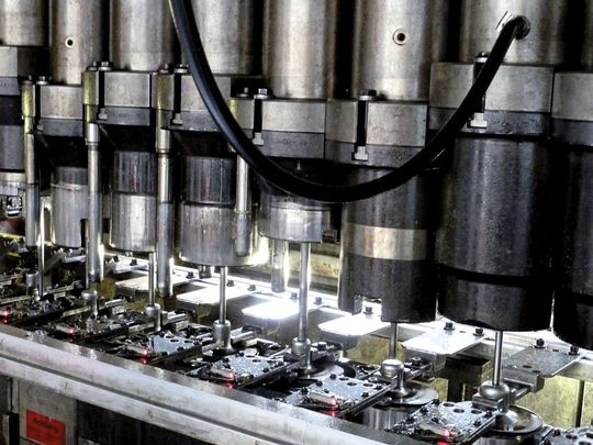 Umformen von Automobilteilen im Folgeverbundwerkzeug. Bild: Kuhn Umformen von Automobilteilen im Folgeverbundwerkzeug. Bild: Kuhn