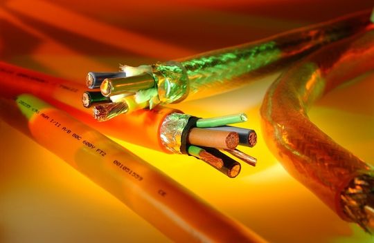 Optimierte Motoranschlussleitungen kompensieren die Nachteile der Frequenzumrichtertechnik Bilder: Helukabel Optimierte Motoranschlussleitungen kompensieren die Nachteile der Frequenzumrichtertechnik Bilder: Helukabel