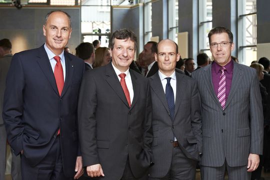 v.l. Vertriebsvorstand Volpert Briel, Vorstandssprecher Dr. Peter Köhler, Aufsichtsratsvorsitzender Christian Gläsel, Finanzvorstand Harald Vogelsang. <em id="ForP_1FEE7673-AFD0-DC53-99D85F46389EA56D">Bilder: Weidmüller</em> v.l. Vertriebsvorstand Volpert Briel, Vorstandssprecher Dr. Peter Köhler, Aufsichtsratsvorsitzender Christian Gläsel, Finanzvorstand Harald Vogelsang. <em id="ForP_1FEE7673-AFD0-DC53-99D85F46389EA56D">Bilder: Weidmüller</em>
