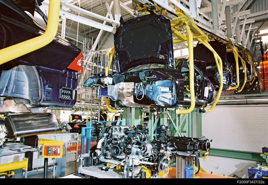 In der Automobilindustrie sind effiziente Prozesse gefragt. Auch Daimler setzt auf innovative Materialflusstransporte, um die Montageversorgung mit Kleinladungsträgern zu optimieren. (Bild: Daimler) In der Automobilindustrie sind effiziente Prozesse gefragt. Auch Daimler setzt auf innovative Materialflusstransporte, um die Montageversorgung mit Kleinladungsträgern zu optimieren. (Bild: Daimler)