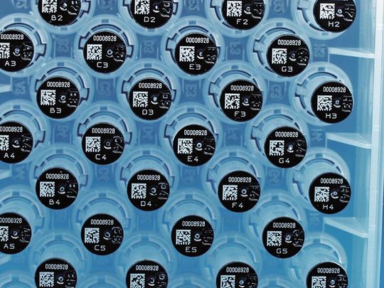 Mit leistungsfähigen ID-Lesegeräten können sehr schnell viele Probenfläschchen gleichzeitig exakt erfasst werden. Auf minimaler Fläche untergebracht, erzielen die Codes die absolut sichere, vollständige Verfolgbarkeit. (Bild: Cognex) Mit leistungsfähigen ID-Lesegeräten können sehr schnell viele Probenfläschchen gleichzeitig exakt erfasst werden. Auf minimaler Fläche untergebracht, erzielen die Codes die absolut sichere, vollständige Verfolgbarkeit. (Bild: Cognex)