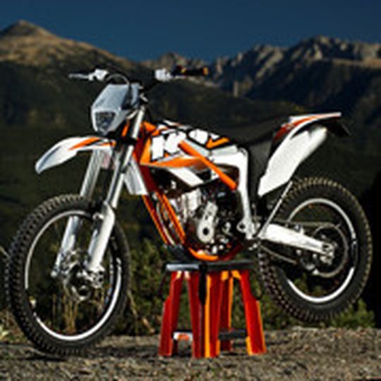 Easy riding: KTM Freeride 350 soll dank seines Leichtgewichtes beim Kunden punkten. Easy riding: KTM Freeride 350 soll dank seines Leichtgewichtes beim Kunden punkten.