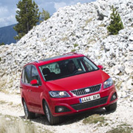 Gute Fahrleistungen: Angetrieben wird der Allrad-Alhambra von einem 103 kW/140 PS starken Zweiliter-Vierzylinder-Diesel. Den Sprint von 0 auf 100 km/h erledigt er in 11,4 Sekunden, seine Höchstgeschwindigkeit liegt bei 191 km/h. Gute Fahrleistungen: Angetrieben wird der Allrad-Alhambra von einem 103 kW/140 PS starken Zweiliter-Vierzylinder-Diesel. Den Sprint von 0 auf 100 km/h erledigt er in 11,4 Sekunden, seine Höchstgeschwindigkeit liegt bei 191 km/h.
