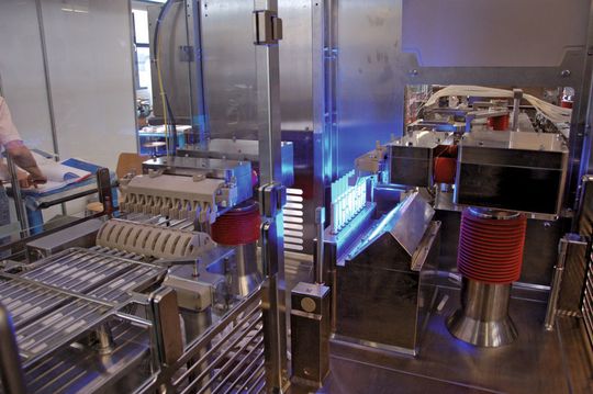 Bild 1: Vororientierte Tuben werden der Ausrichtstation in rotativ willkürlicher Lage zugeführt und entsprechend der Druckmarke in die korrekte Rotationslage gedreht. (Bild: Stemmer Imaging) Bild 1: Vororientierte Tuben werden der Ausrichtstation in rotativ willkürlicher Lage zugeführt und entsprechend der Druckmarke in die korrekte Rotationslage gedreht. (Bild: Stemmer Imaging)