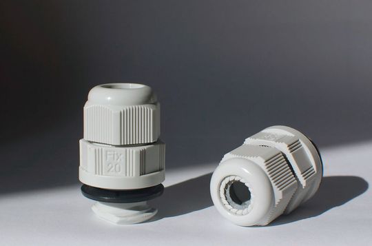Mit der Kabelverschraubung Perfect Fix von Jacob entfällt die Montage einer Kontermutter im Gehäuseinneren. (Bild: Jacob) Mit der Kabelverschraubung Perfect Fix von Jacob entfällt die Montage einer Kontermutter im Gehäuseinneren. (Bild: Jacob)