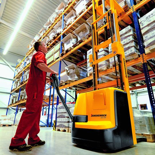 Deutliche Umschlagssteigerungen beim Auslagern von Ware aus großer Hubhöhe verspricht Jungheinrich den Anwendern seines neuen Elektro-Deichselstaplers EJC 214/216. Bild: Jungheinrich Deutliche Umschlagssteigerungen beim Auslagern von Ware aus großer Hubhöhe verspricht Jungheinrich den Anwendern seines neuen Elektro-Deichselstaplers EJC 214/216. Bild: Jungheinrich