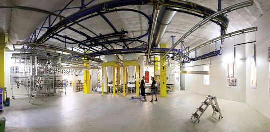 Das Lager bildet hier ein weitverzweigtes Hängebahnsystem, das so in eine bereits bestehende Halle eingebaut wurde, dass bei maximaler Platzausnützung ein Minimum an Weg und somit Zeit verbraucht wird. (Bild: Luterbach)