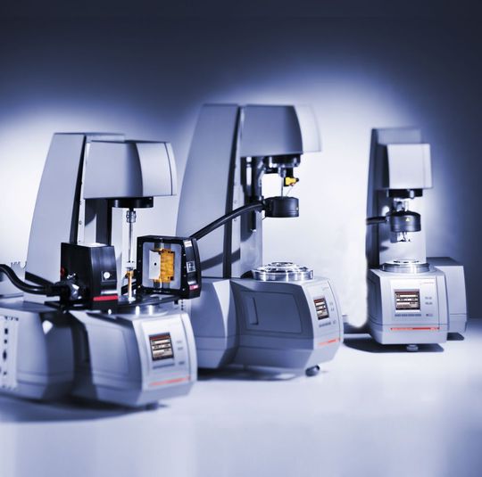 Abb. 1 Die dritte MCR-Generation bietet durch Zubehör wie die SALS-Zelle die Möglichkeit, simultan zur Rheologiemessung auch Kleinwinkellichtstreuung durchzuführen. (Bild: Anton Paar) Abb. 1 Die dritte MCR-Generation bietet durch Zubehör wie die SALS-Zelle die Möglichkeit, simultan zur Rheologiemessung auch Kleinwinkellichtstreuung durchzuführen. (Bild: Anton Paar)