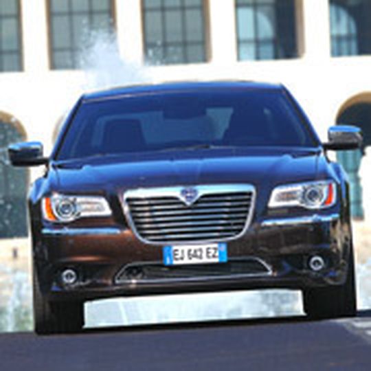 Chrysler 300 C auf italienisch: Lancias neue Mittelklasse-Limousine wird Superlativen wie „einzigartig, formvollendet oder großartig“ nicht in allen Punkten gerecht. Chrysler 300 C auf italienisch: Lancias neue Mittelklasse-Limousine wird Superlativen wie „einzigartig, formvollendet oder großartig“ nicht in allen Punkten gerecht.