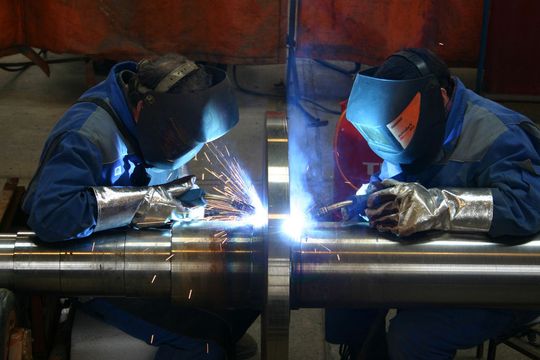 2. Platz: Ralf Ströder, Wasungen „Anschweißen eines Flansches auf eine Turbinenantriebswelle mit einem Vollanschluss als K-Naht. Um den vorgegebenen Verzug von einem Millimeter einzuhalten, schweißen die beiden MAG-Schweißer die Naht parallel“ (Bild: Ralf Ströder) 2. Platz: Ralf Ströder, Wasungen „Anschweißen eines Flansches auf eine Turbinenantriebswelle mit einem Vollanschluss als K-Naht. Um den vorgegebenen Verzug von einem Millimeter einzuhalten, schweißen die beiden MAG-Schweißer die Naht parallel“ (Bild: Ralf Ströder)