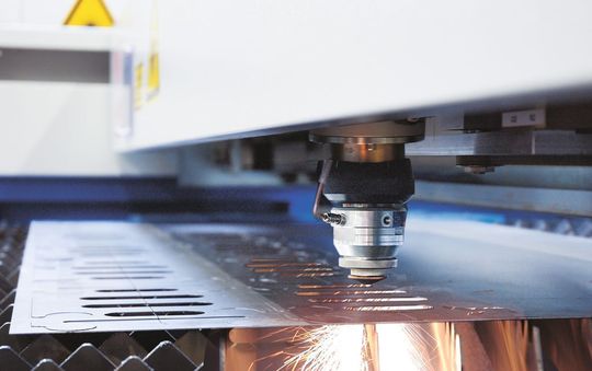 Mit den Laserschneidmaschinen wie dem Laser-Jet lassen sich Bleche bis zu 8 mm so sauber schneiden, dass keine Nachbearbeitung nötig ist. Bild: Knuth Werkzeugmaschinen Mit den Laserschneidmaschinen wie dem Laser-Jet lassen sich Bleche bis zu 8 mm so sauber schneiden, dass keine Nachbearbeitung nötig ist. Bild: Knuth Werkzeugmaschinen
