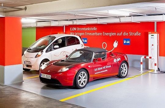 Ein Tesla Roadster und ein Mitsubishi iMiEV laden an den E.ON Stromtankstellen im Parkhaus Elisenhof in München. Bild: E.ON Ein Tesla Roadster und ein Mitsubishi iMiEV laden an den E.ON Stromtankstellen im Parkhaus Elisenhof in München. Bild: E.ON