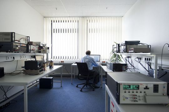 Im DAkkS-Laboratorium von 1A CAL - einem der genauesten Kalibrierlaboratorien Europas. <em id="ForP_7E57C79F-051A-C33B-311819735781C3C7">Bilder: 1A CAL</em> Im DAkkS-Laboratorium von 1A CAL - einem der genauesten Kalibrierlaboratorien Europas. <em id="ForP_7E57C79F-051A-C33B-311819735781C3C7">Bilder: 1A CAL</em>