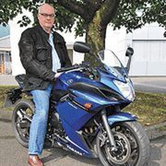 Die Yamaha XJ 6 Diversion hatte es im Testride nicht leicht. Sie wurde von oft nicht gerade schmeichelhaften (Vor-) Urteilen begleitet, die sie aber eins nach dem anderen Lügen strafte. Die Yamaha XJ 6 Diversion hatte es im Testride nicht leicht. Sie wurde von oft nicht gerade schmeichelhaften (Vor-) Urteilen begleitet, die sie aber eins nach dem anderen Lügen strafte.