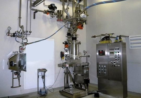 Der PTS-Feeder bildet die zentrale Komponente der Befüllstation; der MPTS-Probenehmer (links) zieht aus dem Feeder GMP-gerecht Proben. (Bild: DEC) Der PTS-Feeder bildet die zentrale Komponente der Befüllstation; der MPTS-Probenehmer (links) zieht aus dem Feeder GMP-gerecht Proben. (Bild: DEC)