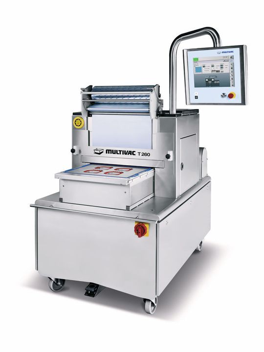 Der halbautomatische Traysealer verpackt medizinische Sterilgüter im Reinraum. (Multivac)