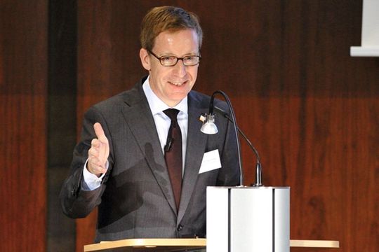 Prof. Michael Hüther, IW, erwartet eine Entwicklung hin zu Geschäftsmodellen, die auf „Real-Time-Kundenbeziehungen“ setzen. Der Dienstleister verfolgt Betriebsabläufe des Kunden in Echtzeit und bietet jederzeit passende Dienstleistungen an. (Bild: VBW) Prof. Michael Hüther, IW, erwartet eine Entwicklung hin zu Geschäftsmodellen, die auf „Real-Time-Kundenbeziehungen“ setzen. Der Dienstleister verfolgt Betriebsabläufe des Kunden in Echtzeit und bietet jederzeit passende Dienstleistungen an. (Bild: VBW)