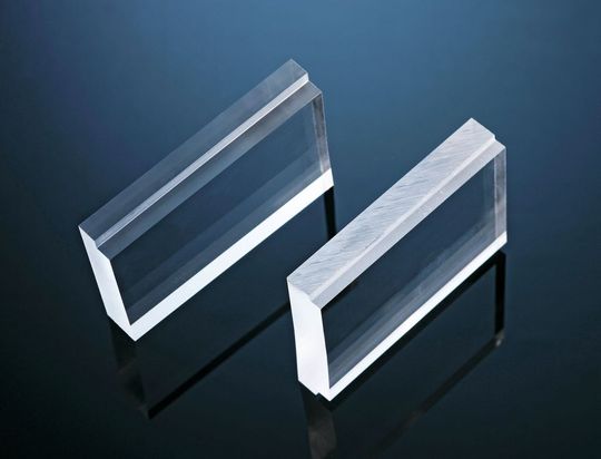 Bild 1: Bei beiden Acrylglasteilen wurde die obere Seitenfläche mechanisch bearbeitet. Es fand keine Nachbearbeitung statt. Beim linken Bauteil kamen Kombinationswerkzeuge zum Schruppen und Schlichten zur Anwendung. (Bild: Hufschmied) Bild 1: Bei beiden Acrylglasteilen wurde die obere Seitenfläche mechanisch bearbeitet. Es fand keine Nachbearbeitung statt. Beim linken Bauteil kamen Kombinationswerkzeuge zum Schruppen und Schlichten zur Anwendung. (Bild: Hufschmied)