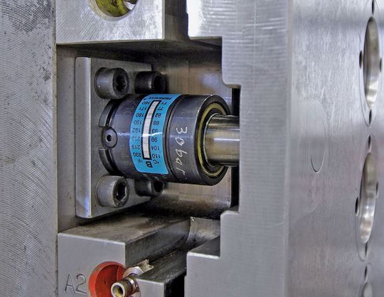 Mit Gasdruckfedern steigt die Reproduzierbarkeit von Hubbewegungen in Spritzgießformen. Das erhöht die Produktivität beim Spritzgießen. (Bild: RPC Wiko)