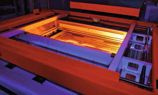 Bild 1: Halogenstrahler müssen wegen ihrer hohen Effizienz bei der Durchwärmung nur dann eingeschaltet werden, wenn Wärme am Werkstück benötigt wird. (Bild: Siemens) Bild 1: Halogenstrahler müssen wegen ihrer hohen Effizienz bei der Durchwärmung nur dann eingeschaltet werden, wenn Wärme am Werkstück benötigt wird. (Bild: Siemens)