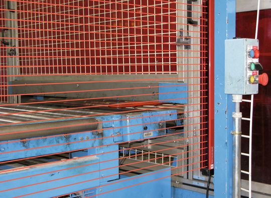 Sicherheit für einen Rollentransport: So sähe der schützende Lichtvorhang an der Maschine aus, wenn die einzelnen Strahlen sichtbar wären. (Bild: Schneider Electric)