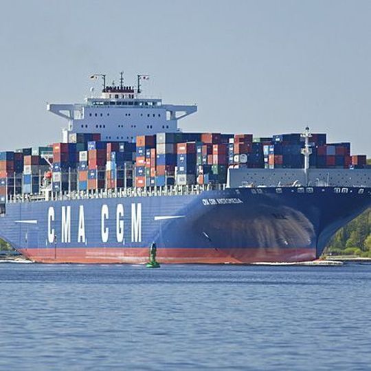 Der 2009 in Dienst gestellte, 45 m breite und 363 m lange Containerriese CMA CGM Andromeda läuft unter britischer Flagge mit Heimathafen London. Bis zu 11.356 Container finden darauf Platz. Bild: HHM/H.-J. Hettchen Der 2009 in Dienst gestellte, 45 m breite und 363 m lange Containerriese CMA CGM Andromeda läuft unter britischer Flagge mit Heimathafen London. Bis zu 11.356 Container finden darauf Platz. Bild: HHM/H.-J. Hettchen