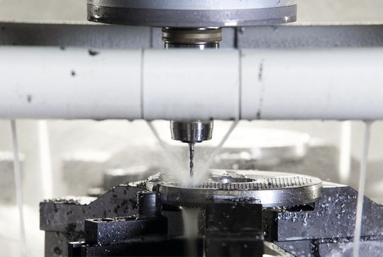 Anwendungsbeispiel Bearbeitungszentrum: LED-Maschinenleuchten sorgen für ausreichend Helligkeit, um den Bohrvorgang durch das Sichtfenster zu beobachten. (Bild: Turck)