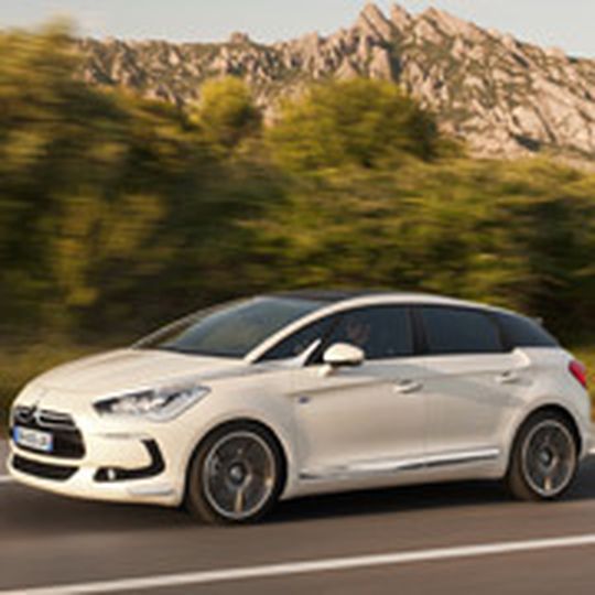 Citroen DS5: Das dritte Modell der neu aufgelegten DS-Reihe kommt am 11. Februar nächsten Jahres offiziell in den Handel. Der Basispreis des avandgardistisch gestylten Mittelklässlers liegt bei 29.350 Euro. Citroen DS5: Das dritte Modell der neu aufgelegten DS-Reihe kommt am 11. Februar nächsten Jahres offiziell in den Handel. Der Basispreis des avandgardistisch gestylten Mittelklässlers liegt bei 29.350 Euro.