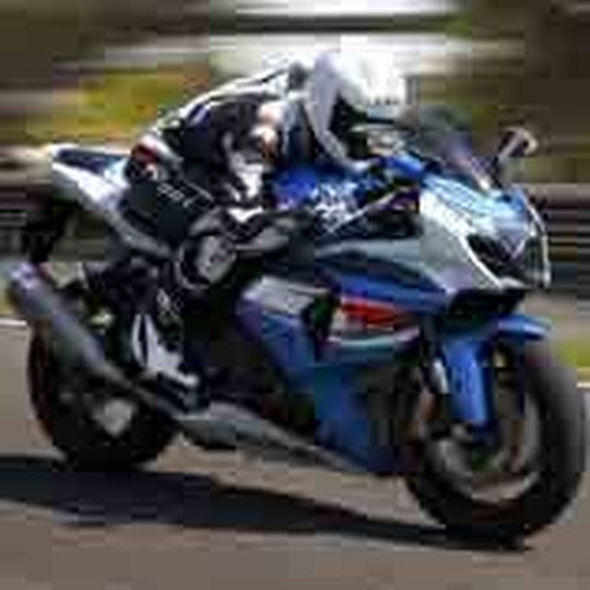 Die Gixxer-Fangemeinde jubelt: Die neue Suzuki GSX-R 1000 kommt noch vor Weihnachten in den Handel. Die Gixxer-Fangemeinde jubelt: Die neue Suzuki GSX-R 1000 kommt noch vor Weihnachten in den Handel.
