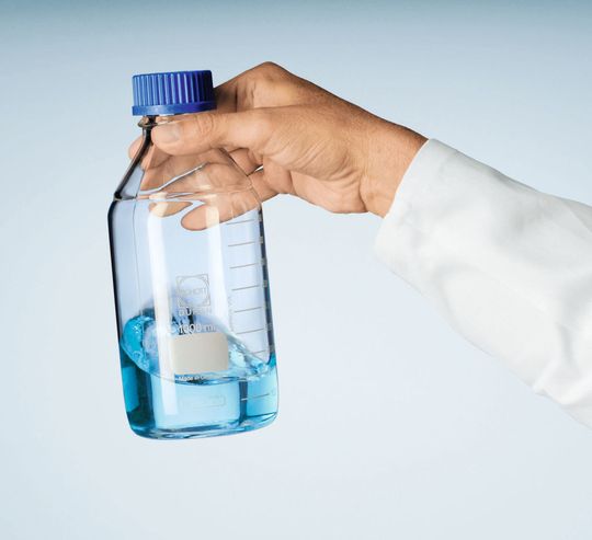 Abb. 1: Sicher und analysenrein müssen Laborglasfaschen sein, die mit sensiblen Inhalten in Kontakt kommen. Abb. 1: Sicher und analysenrein müssen Laborglasfaschen sein, die mit sensiblen Inhalten in Kontakt kommen.