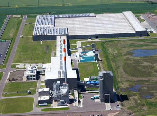 Der Glashersteller f | glass produziert Flachglas im Floatglas-Verfahren, das speziell beschichtet und gehärtet wird Der Glashersteller f | glass produziert Flachglas im Floatglas-Verfahren, das speziell beschichtet und gehärtet wird