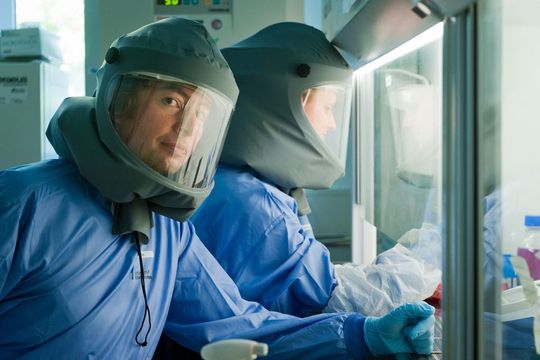 Prof. Dr. Christian Drosten und Doktorandin Sabine Gläsker arbeiten im Sicherheitslabor am SARS-Erreger. (Bild: Lannert/Uni Bonn) Prof. Dr. Christian Drosten und Doktorandin Sabine Gläsker arbeiten im Sicherheitslabor am SARS-Erreger. (Bild: Lannert/Uni Bonn)