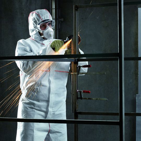 Proshield FR soll Schutz gegen feste fliegende Partikel sowie begrenzten Schutz gegen Sprühnebel nicht entflammbarer Flüssigkeiten bieten. Proshield FR soll Schutz gegen feste fliegende Partikel sowie begrenzten Schutz gegen Sprühnebel nicht entflammbarer Flüssigkeiten bieten.