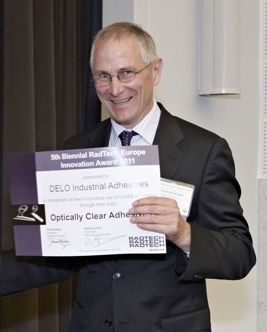 „Wir freuen uns sehr, dass wir den Award für die Entwicklung unserer optisch klaren Klebstoffe erhalten haben“, sagt Dr. Dietmar Dengler, Leiter Chemie bei Delo. (Bild: Delo) „Wir freuen uns sehr, dass wir den Award für die Entwicklung unserer optisch klaren Klebstoffe erhalten haben“, sagt Dr. Dietmar Dengler, Leiter Chemie bei Delo. (Bild: Delo)