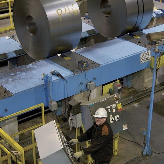 Ein Arbeiter positioniert Coils am Anfang einer Galvanisierungslinie im Arcelor-Mittal-Werk im kanadischen Hamilton. Bild: Arcelor Mittal/V. Beniusis Ein Arbeiter positioniert Coils am Anfang einer Galvanisierungslinie im Arcelor-Mittal-Werk im kanadischen Hamilton. Bild: Arcelor Mittal/V. Beniusis