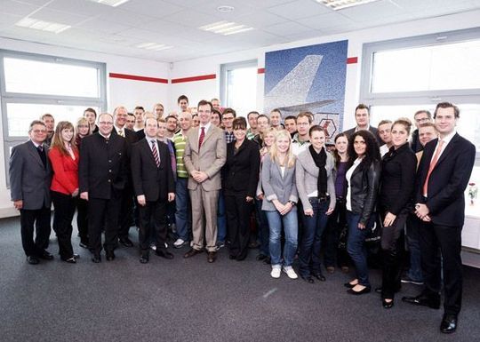 Wissenschaftler, Wirtschaftsvertreter, Verbandsmanager und Studierende freuen sich über die neue Fiege-Aula in Bremen. Bild: BVL Wissenschaftler, Wirtschaftsvertreter, Verbandsmanager und Studierende freuen sich über die neue Fiege-Aula in Bremen. Bild: BVL