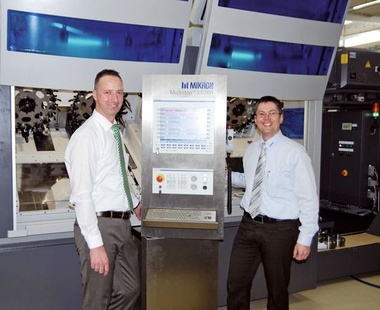 Projektleiter Alexander Amann (Mikron, rechts): «Bei der Suche nach der Spannlösung war schnell klar, dass ein klassisches Dreibackenfutter die Aufgabe nicht würde lösen können». Für Röhm sprach auch die internationale Präsenz mit Servicemöglichkeit in Asien vor Ort (Röhm-Fachberater Frank Stier, links). (Bild: Röhm)