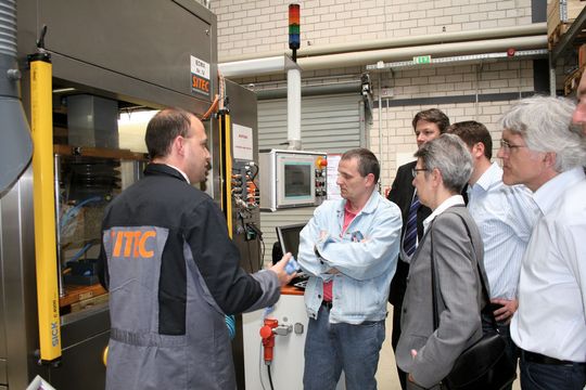 Bild 1: Die ECM-Maschine erzeugt reibungsoptimierte mikrostrukturierte Führungsbahnen mit hoher Abbildgenauigkeit – durch Senken. (Bild: Sitec) Bild 1: Die ECM-Maschine erzeugt reibungsoptimierte mikrostrukturierte Führungsbahnen mit hoher Abbildgenauigkeit – durch Senken. (Bild: Sitec)