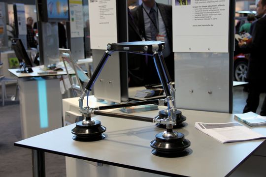 Dieser Sauggreifer versetzt Roboter in die Lage, geometrisch unterschiedliche Bauteile bei der Flugzeugmontage genau zu positionieren. Basis dafür ist eine CFK-Rahmenstruktur. (Bild: Kraus)