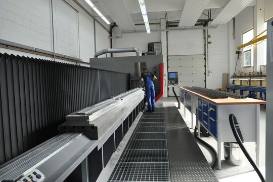 Um eine effiziente CFK-Bearbeitung zu ermöglichen, kann die Langfräsmaschine im Vergleich zu einer konventionellen Beareitungszentrum mit einer mehr als doppelt so hohen Spindeldrehzahl bei Vorschüben bis zu 20 m/min arbeiten. (Bild: Liba)