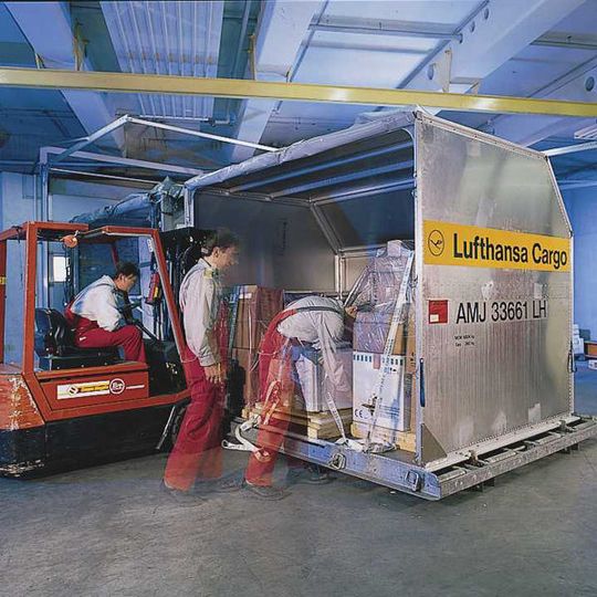 In Frankfurt am Main entsteht ein neues Logistikzentrum von Simon Hegele. TGW liefert die AKL-Technik. Bild: Simon Hegele In Frankfurt am Main entsteht ein neues Logistikzentrum von Simon Hegele. TGW liefert die AKL-Technik. Bild: Simon Hegele