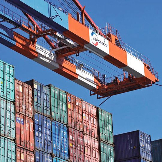 Reisen die Container im Hamburger Hafen zukünftig mit der Seilbahn? Erste Forschungsergebnisse liegen dazu vor. Aber die Idee steckt noch in den Kinderschuhen. Bild: Vielmo, Eurogate Reisen die Container im Hamburger Hafen zukünftig mit der Seilbahn? Erste Forschungsergebnisse liegen dazu vor. Aber die Idee steckt noch in den Kinderschuhen. Bild: Vielmo, Eurogate
