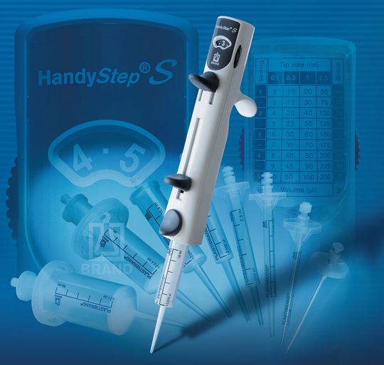Der neue manuelle Mehrfachdispenser HandyStep S macht das Serienpipettieren noch einfacher. (Bild: Brand) Der neue manuelle Mehrfachdispenser HandyStep S macht das Serienpipettieren noch einfacher. (Bild: Brand)