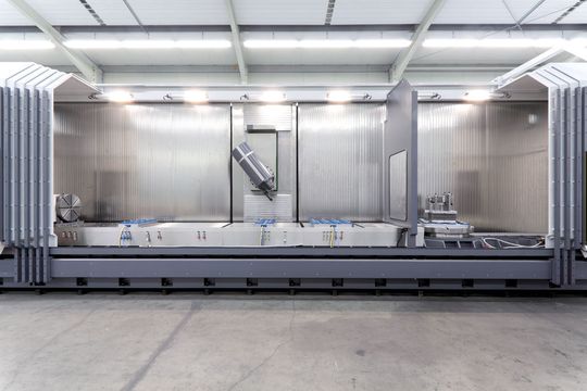 Die Software Topsolid Cam füttert dieses Fahrständer-Bearbeitungszentrum, das im Dreischichtbetrieb läuft, mit den erforderlichen NC-Programmen. (Bild: Topsolid)