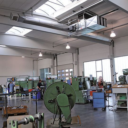 Mit dem neuen dezentralen Hallenheizsystem TR-BW von LK-Metallwaren lässt sich ein Anlagenwirkungsgrad von mehr als 106% erreichen. Bild: LK-Metallwaren Mit dem neuen dezentralen Hallenheizsystem TR-BW von LK-Metallwaren lässt sich ein Anlagenwirkungsgrad von mehr als 106% erreichen. Bild: LK-Metallwaren