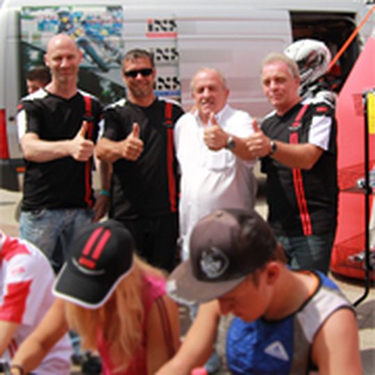 Die Biker Fashion Arena Dortmund war mit einem Verkaufstand auf dem Spätsommerfest vertreten. Im Bild: Jörg Würgler, Geschäftsführer der IXS Motorcycle Fashion, und sein Team. Die Biker Fashion Arena Dortmund war mit einem Verkaufstand auf dem Spätsommerfest vertreten. Im Bild: Jörg Würgler, Geschäftsführer der IXS Motorcycle Fashion, und sein Team.