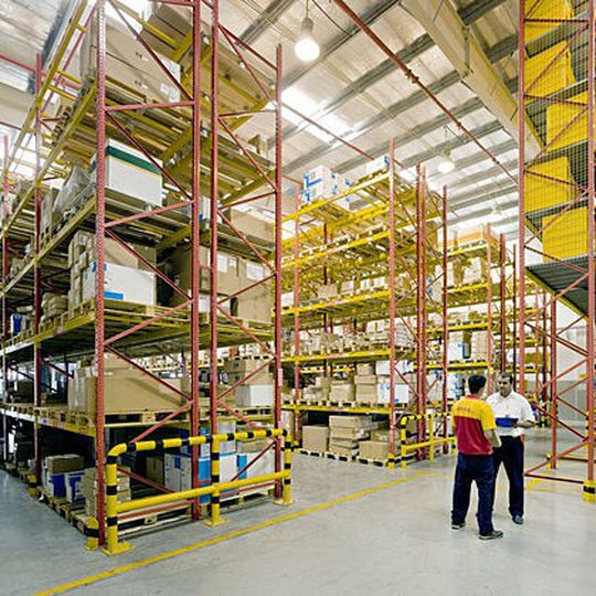 Die Logistikspezialisten von DHL managen weltweit Logistikzentren für ihre Kunden. Auch die irische Textilhandelskette Primark vertraut den gelben Logistikern. Bild: Deutsche Post DHL Die Logistikspezialisten von DHL managen weltweit Logistikzentren für ihre Kunden. Auch die irische Textilhandelskette Primark vertraut den gelben Logistikern. Bild: Deutsche Post DHL